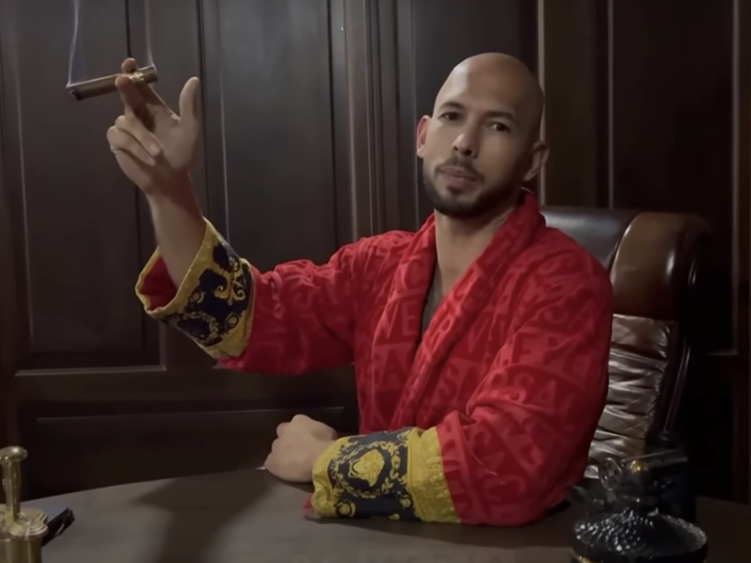 Qui est Andrew Tate, l’influenceur misogyne, arrêté en Roumanie ?