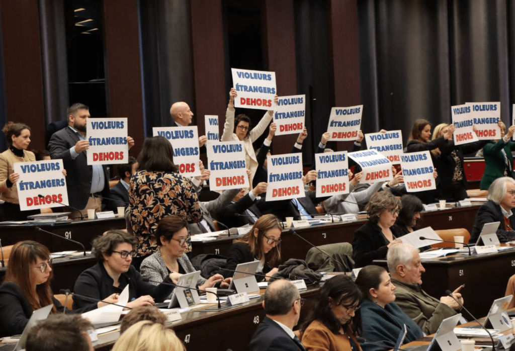 des députés du RN avec pancartes