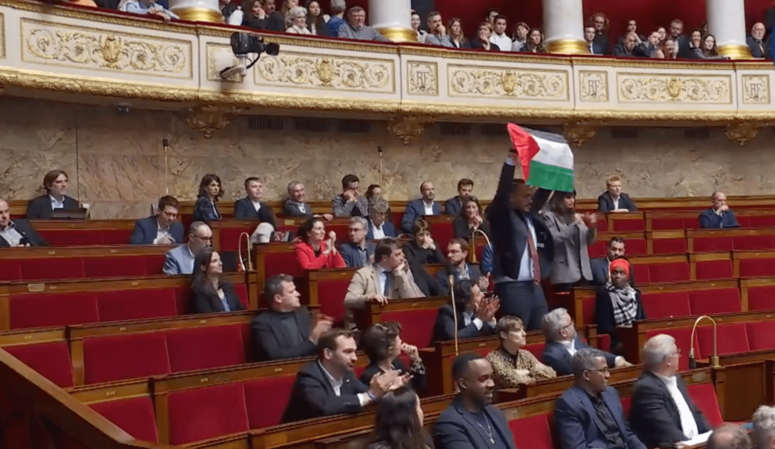 Drapeau Palestinien brandi à l’Assemblée nationale, Meyer Habib insulté de « cochon » : le point sur les tensions à l’Assemblée nationale