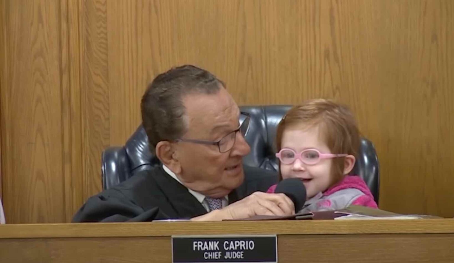 Mort de Frank Caprio : qui était ce juge américain surnommé « le plus gentil du monde » ?