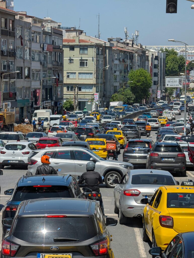 Criminalité, routes encombrées et élan de solidarité