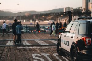 Une octogénaire française arrêtée par l’ICE : un cas qui expose les excès de la police américaine