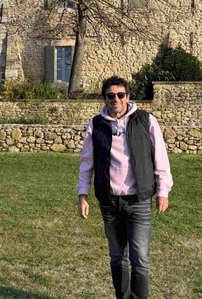 Affaire Bruel : mis en examen pour viol, le chanteur sort libre malgré la demande d’incarcération du parquet