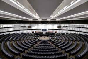 Expulsions, centres hors UE, fouilles à domicile : le Parlement européen adopte la loi migratoire la plus dure de son histoire