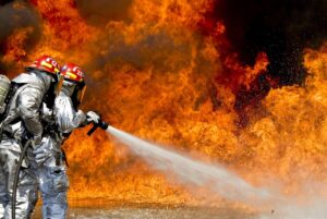Incendie entre Aude et Hérault : 800 hectares ravagés, 550 pompiers mobilisés — le feu n’est toujours pas fixé