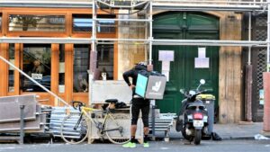 Canicule : Uber Eats et Deliveroo suspendent les livraisons à vélo entre 14h et 18h… mais ne compensent pas les livreurs