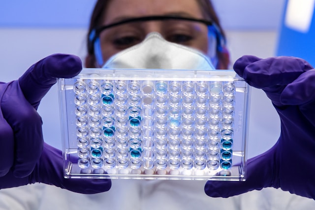 Vaccin « passe-partout » : comment l’IA a permis de concevoir une arme contre des familles entières de virus