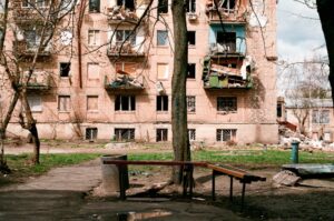 Kiev sous les bombes à la veille du sommet de l’OTAN : 22 morts, des immeubles effondrés et un message adressé à Trump