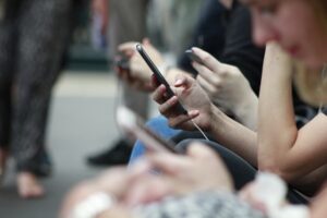 Réseaux sociaux interdits aux moins de 15 ans : ce que la loi votée change concrètement (et ce qu’elle ne résout pas)