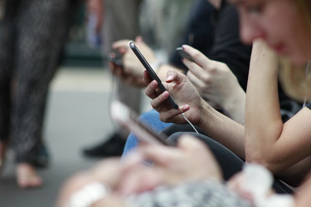 Réseaux sociaux interdits aux moins de 15 ans : ce que la loi votée change concrètement (et ce qu’elle ne résout pas)