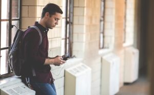 Téléphones interdits dès la rentrée : pourquoi la mesure provoque déjà la colère dans les établissements